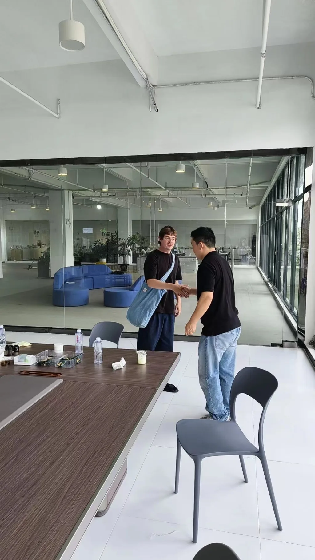 Møde med producenten — dialog og samarbejde i produktionsfaciliteten